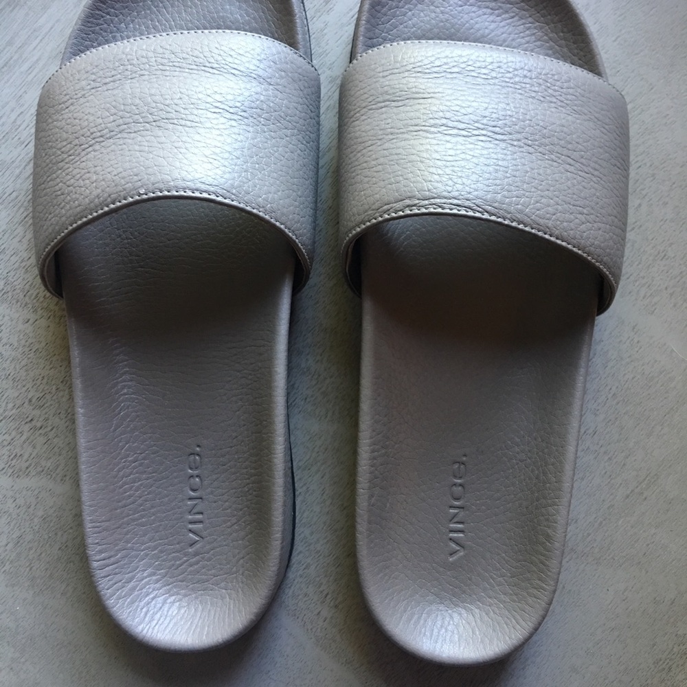 Vince Gavin leather slide in taupe